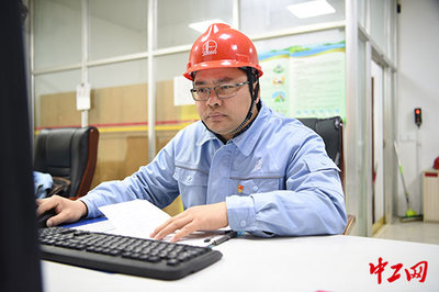 越是困难时，党员干部越要冲在前
